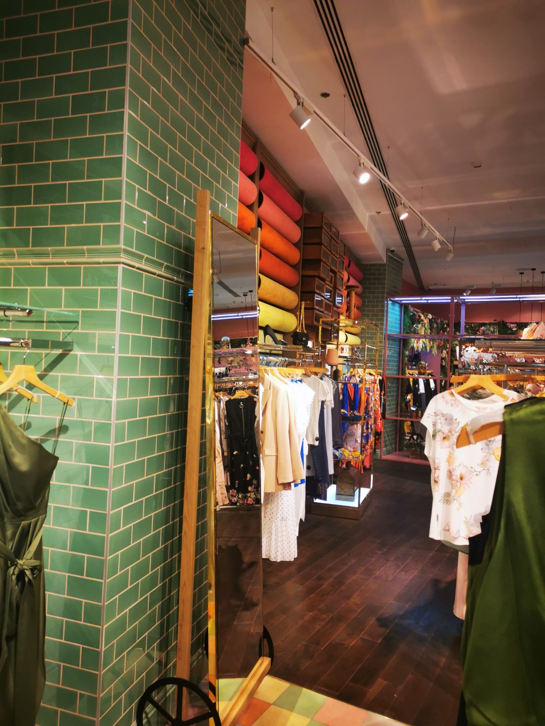 Various ˝fit out˝ projects